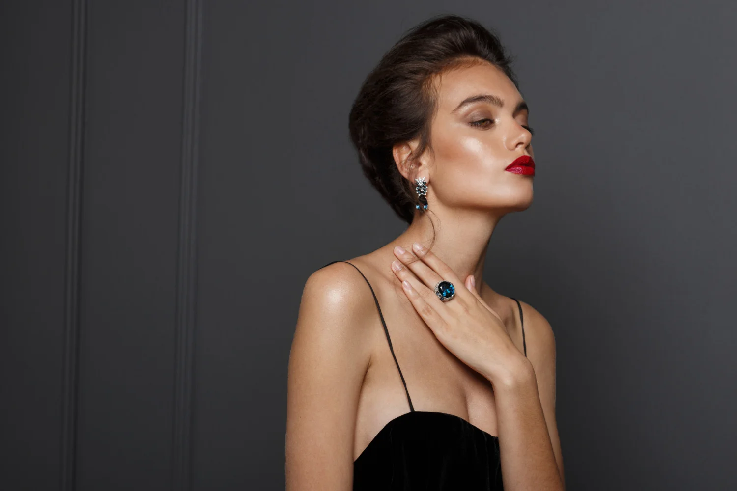 Mujer con aretes y anillos